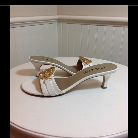 Moda White with Gold Medallion size 8.5 - Picture 4 of 5